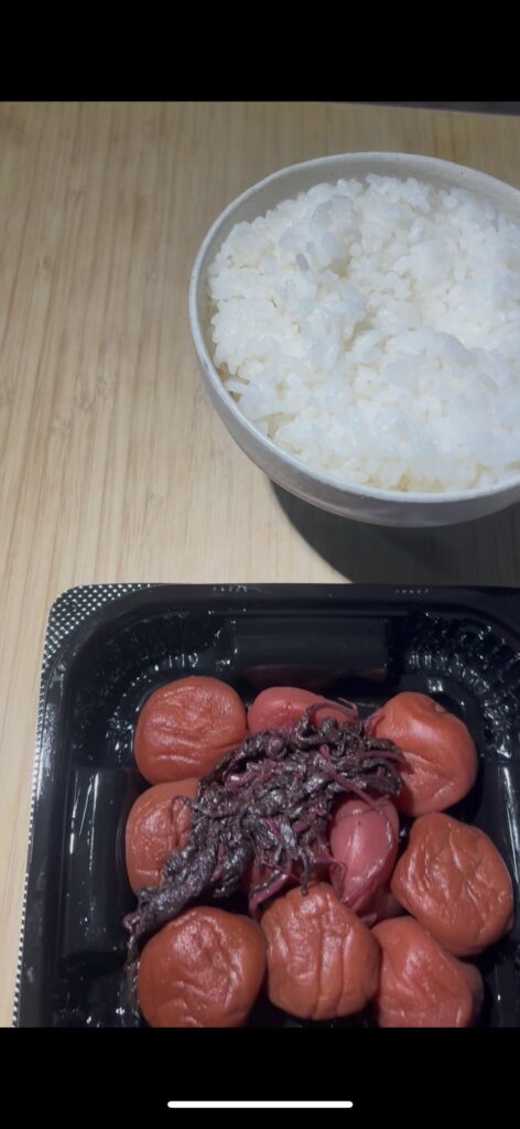 白米とパックに入った梅干し