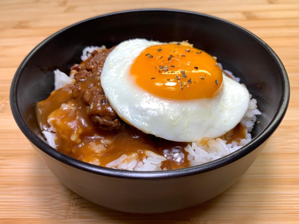 目玉焼きが乗ったロコモコ丼