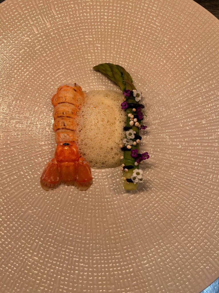 海老とアスパラガスの美しい創作料理