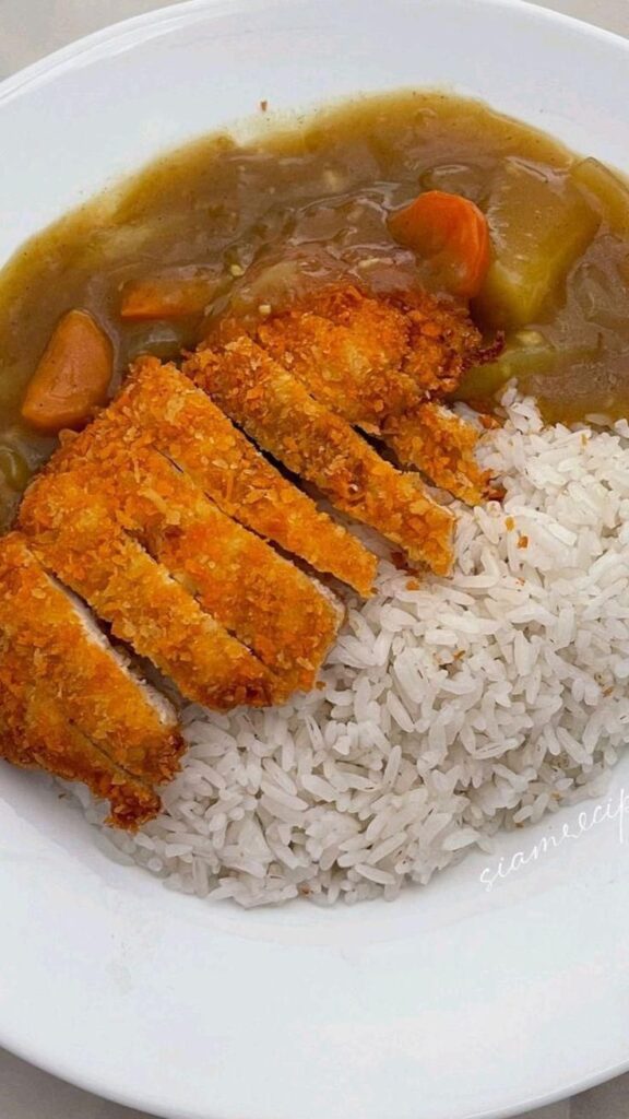 皿に盛り付けられたカツカレーライス
