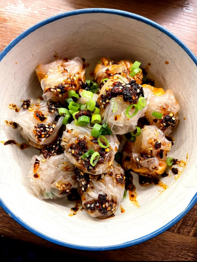 器に盛られたラー油とネギがけの点心