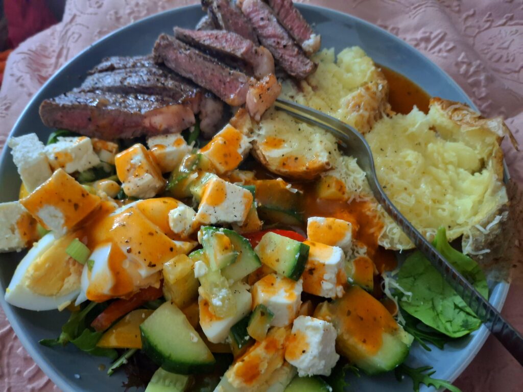 ステーキとサラダとポテトの盛り合わせ