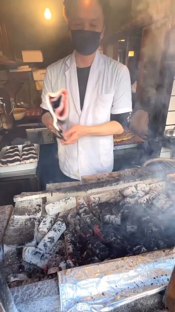 炭火でうなぎを焼く職人の様子