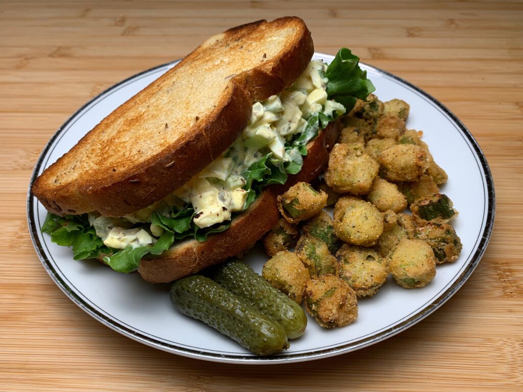 卵サンドとフライドオクラとピクルスの皿