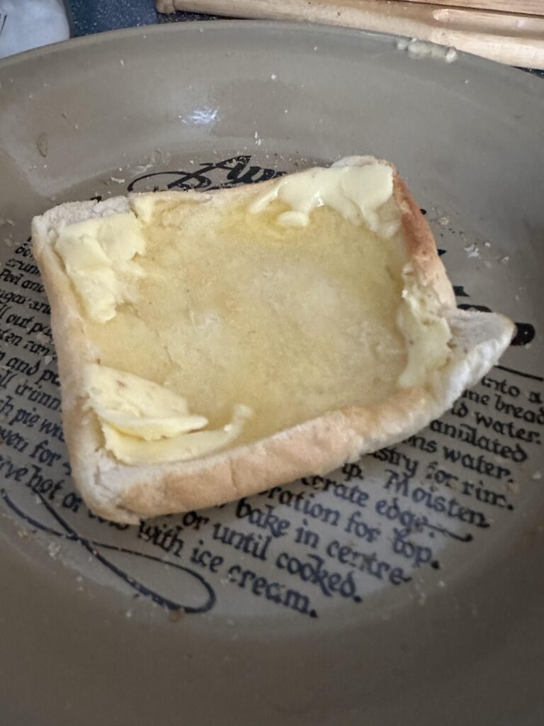 お皿に乗ったバターを塗った食パン