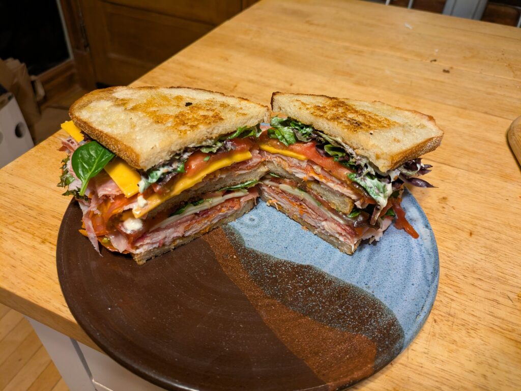 皿に載った具だくさんのサンドイッチ