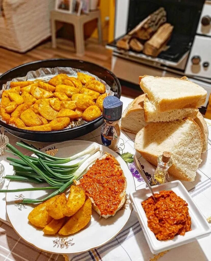 ポテトやパンが並ぶ素朴な食卓