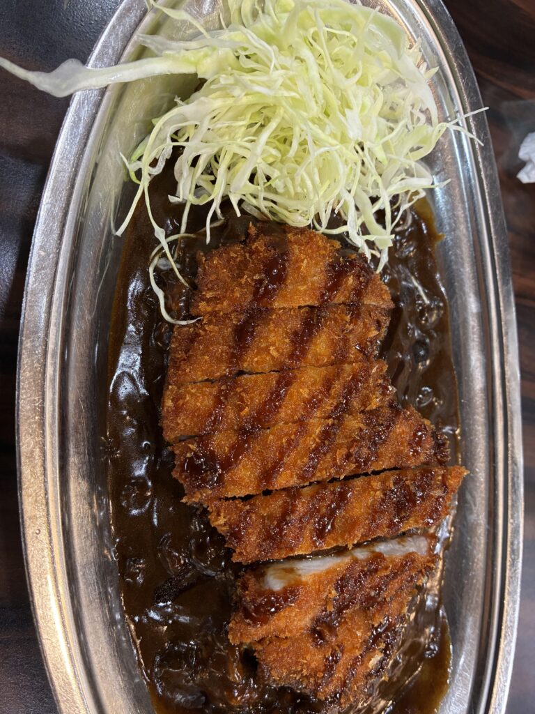 ステンレス皿に盛られたカツカレー