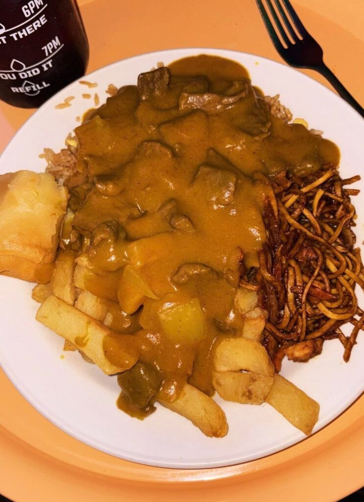 カレーがけの炒飯と麺とポテトの盛り合わせ