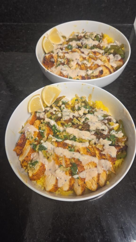 白い器に盛られたチキンオーバーライス