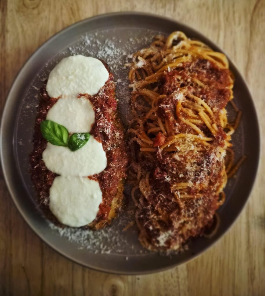チキンパルメザンとトマトパスタ
