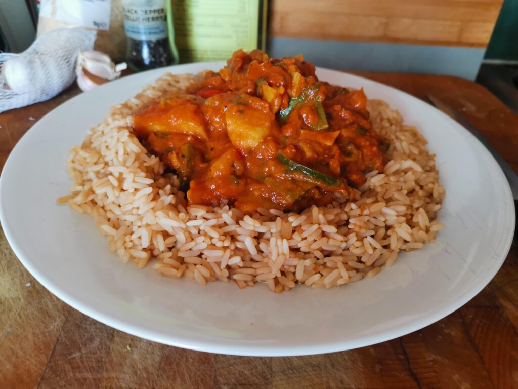 白い皿に盛られたライスと赤いカレー