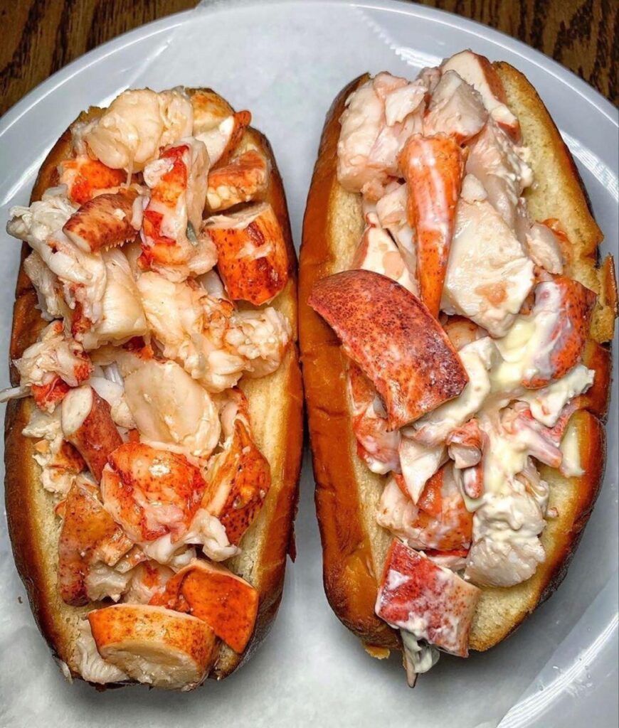 皿に並ぶ二つのロブスターロール