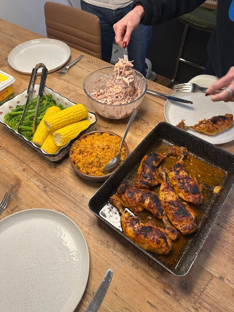 ローストチキンや野菜が並ぶ夕食の風景