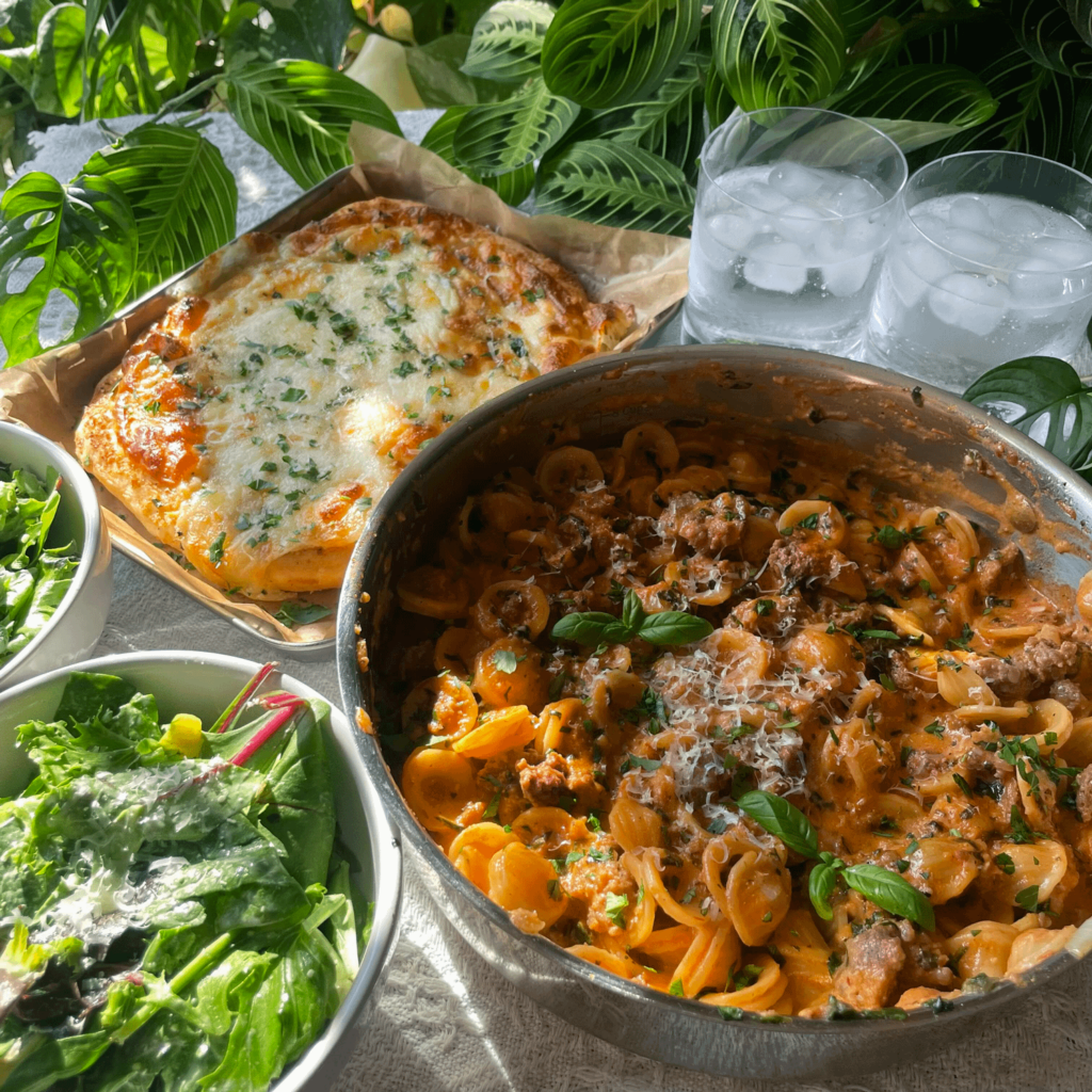 パスタやピザが並ぶ彩り豊かな食卓