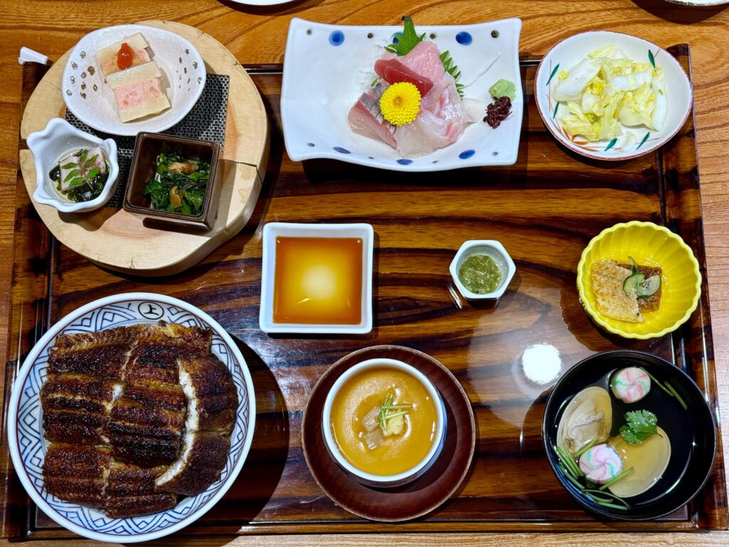 鰻丼と刺身が並ぶ豪華な和食定食