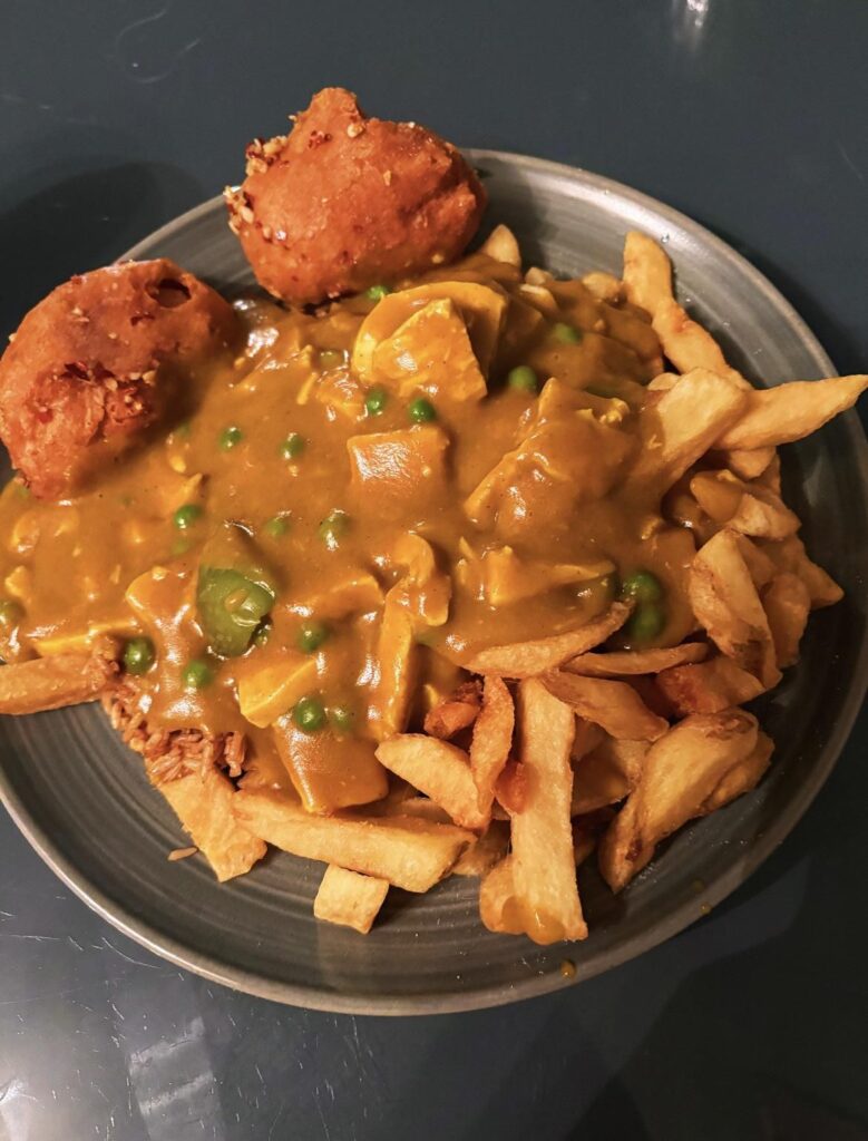 カレーソースをかけたポテトと揚げ物