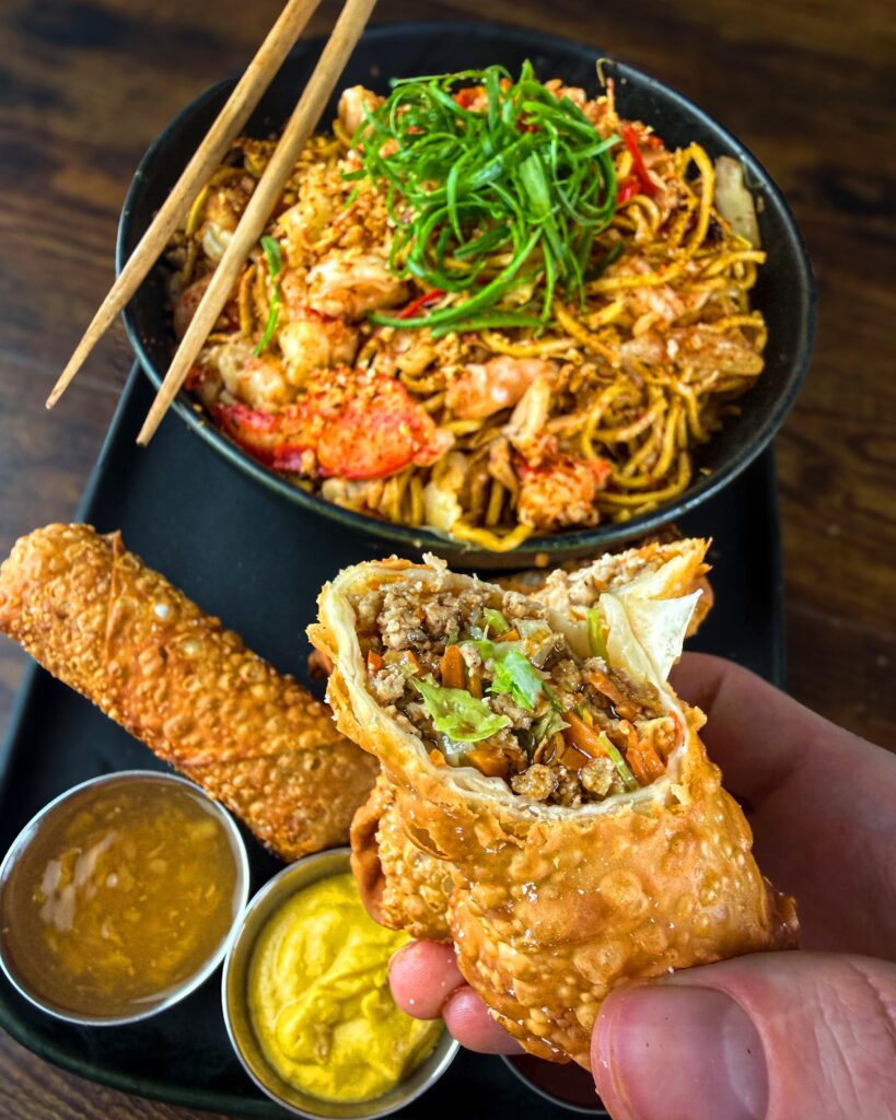 海鮮焼きそばと具沢山の春巻き