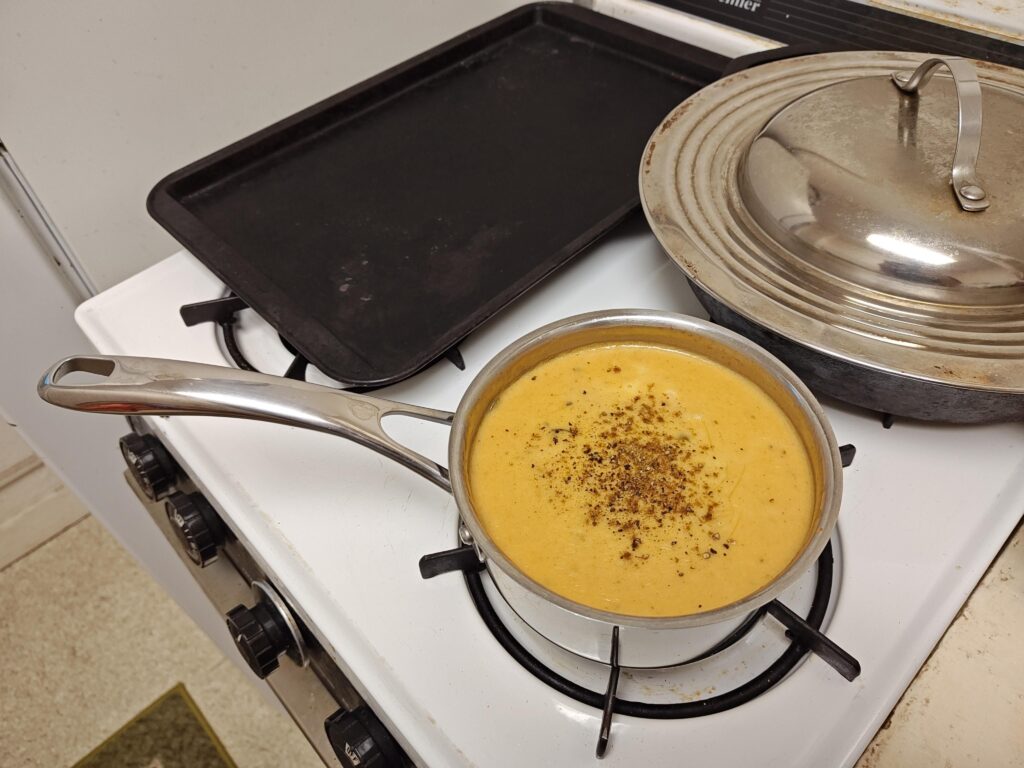 コンロで加熱されている黄色いスープ