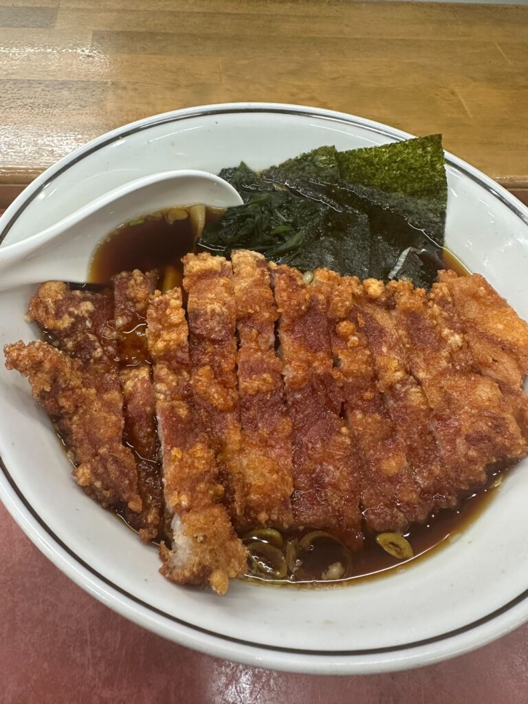 大きなカツが乗った醤油ラーメン