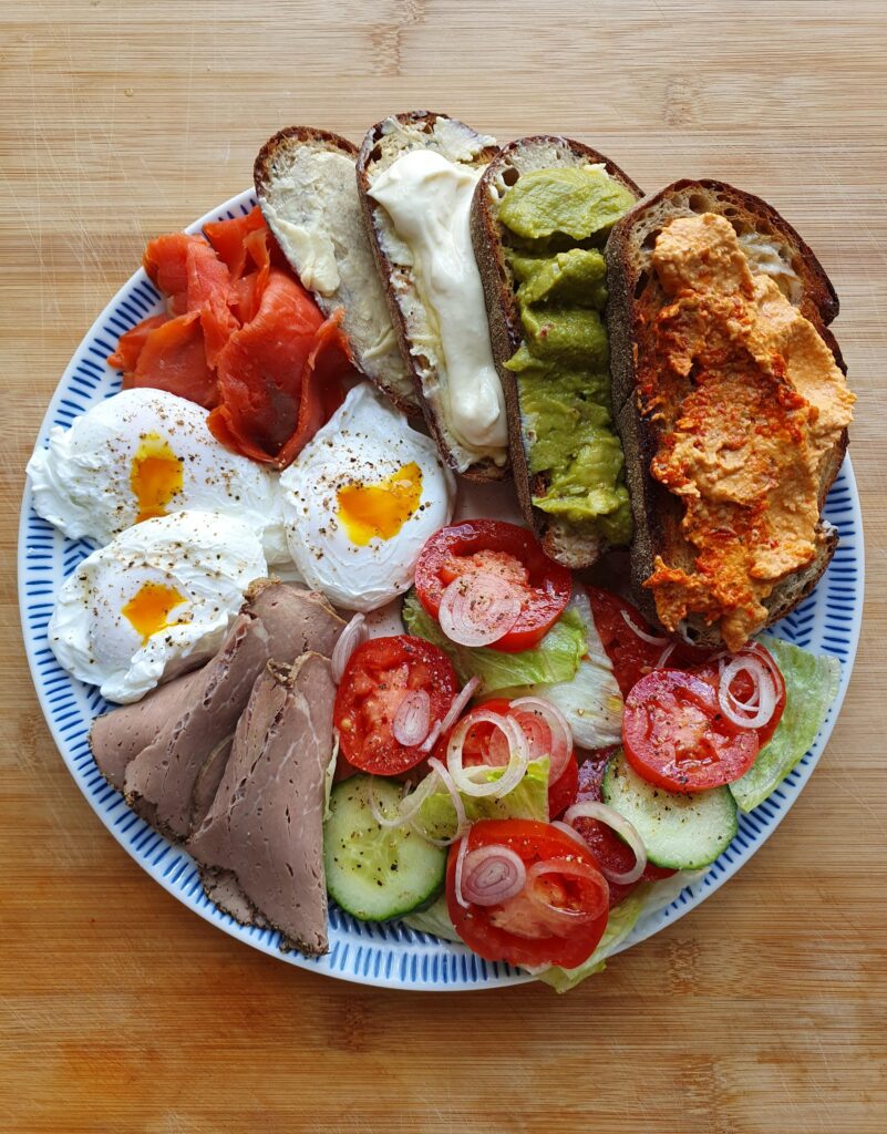 色鮮やかな食材が盛られた豪華なプレート