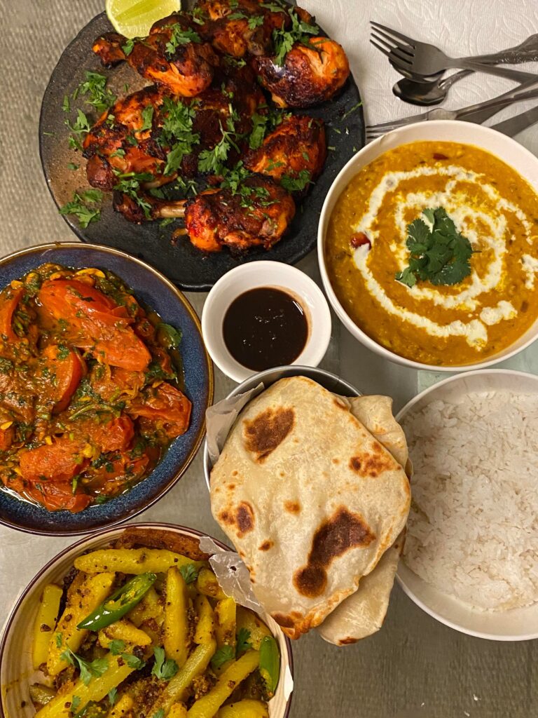 テーブルに並んだ豪華なインド料理