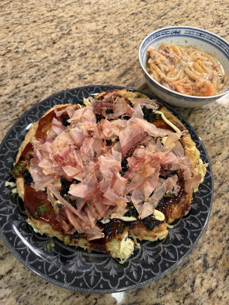 お好み焼きとクリーム仕立ての麺料理