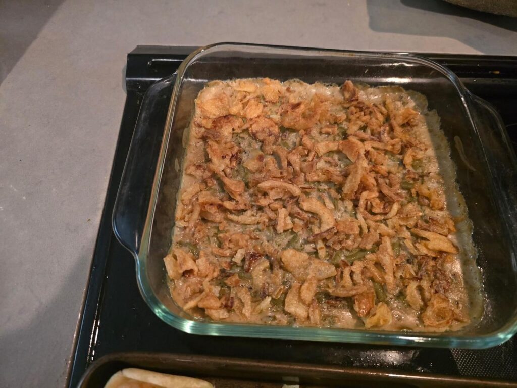 耐熱皿に入ったいんげんのキャセロール