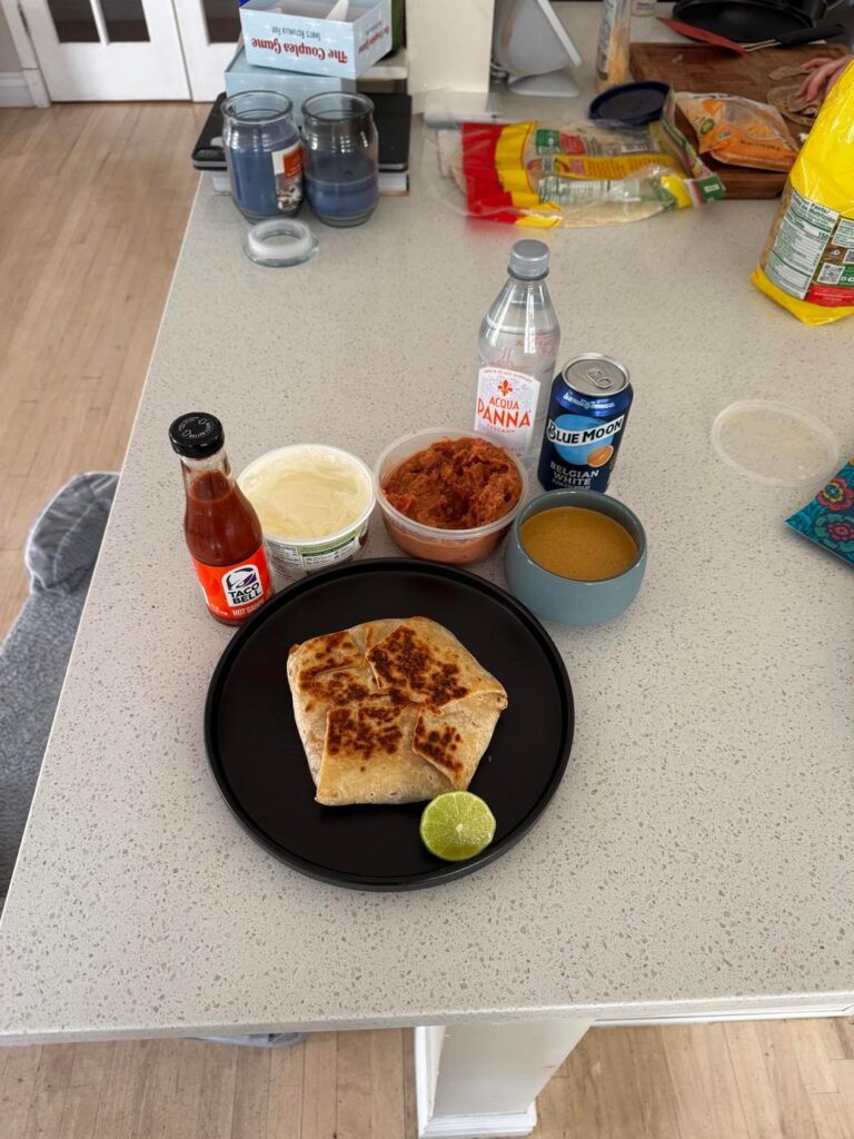 キッチンに並ぶメキシコ料理と飲み物