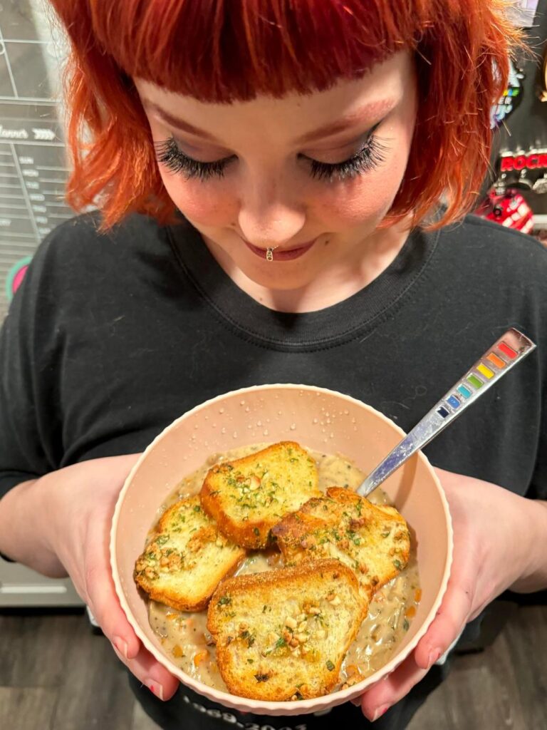 スープを見つめるオレンジ色の髪の女性