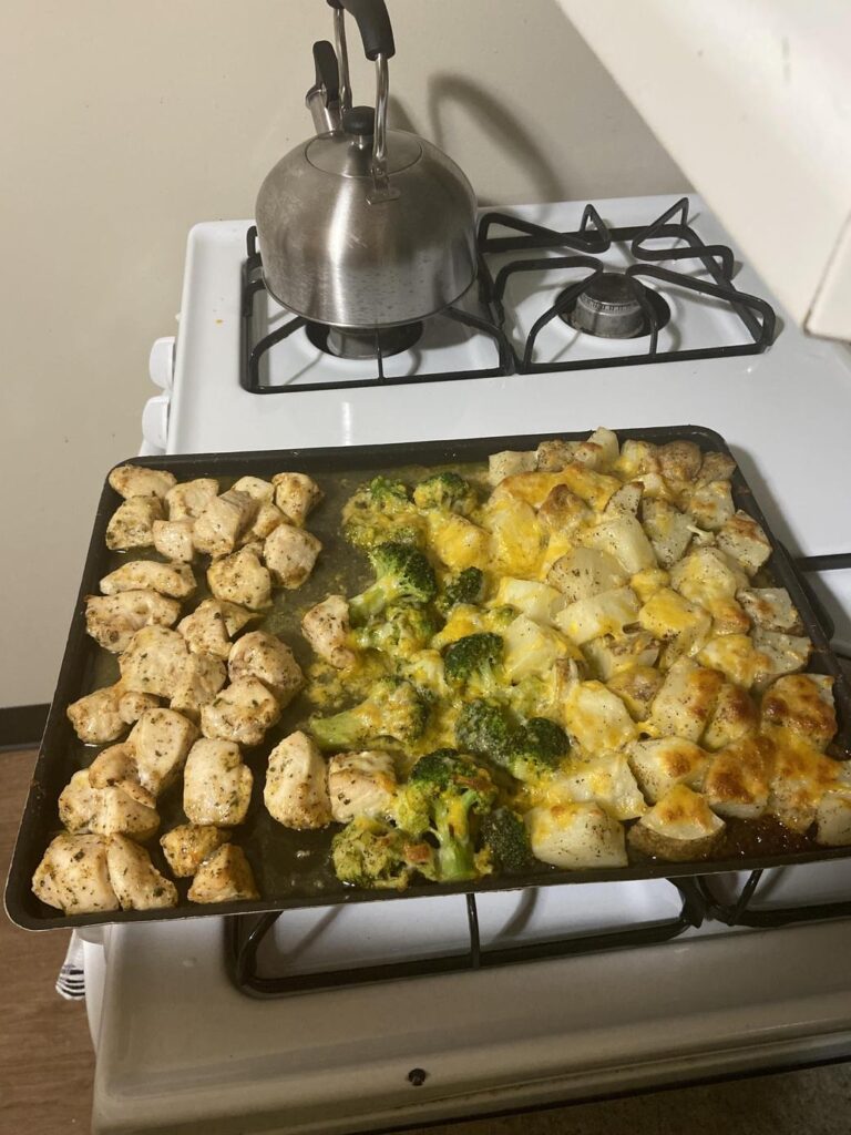 コンロにある鶏肉と野菜のチーズ焼き