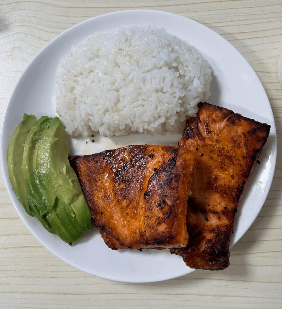 白米と焼き鮭とアボカドの盛り合わせ