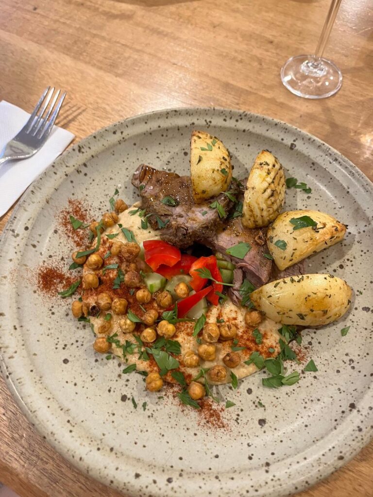 お皿に盛り付けられた肉と野菜の料理