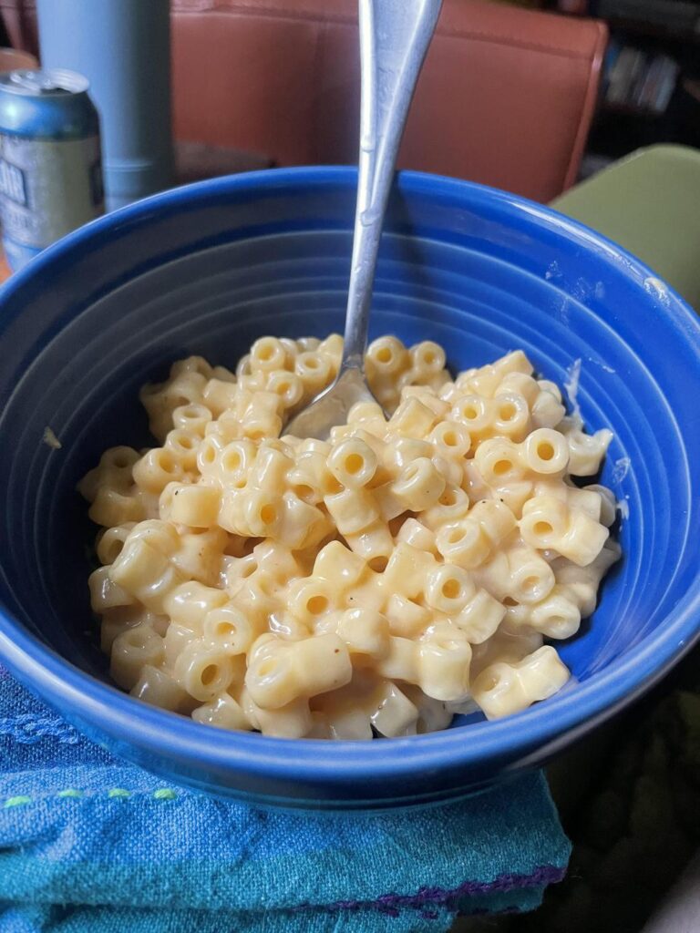 青いボウルに盛られたマカロニチーズ