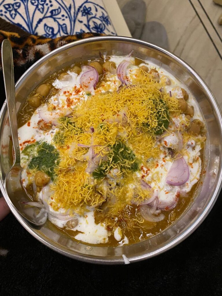 器に盛られたインドのチャット料理