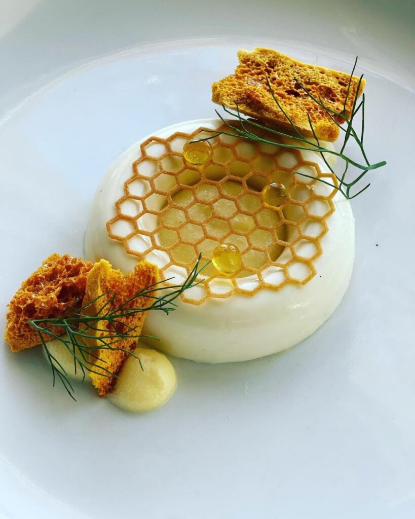 蜂の巣を模した上品なハチミツデザート