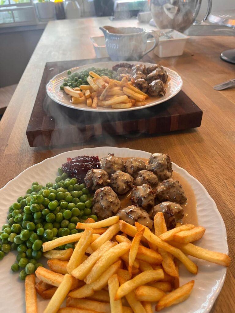 湯気の立つミートボールとポテトの二皿