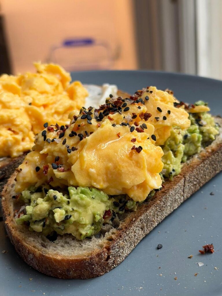 アボカドとスクランブルエッグのトースト