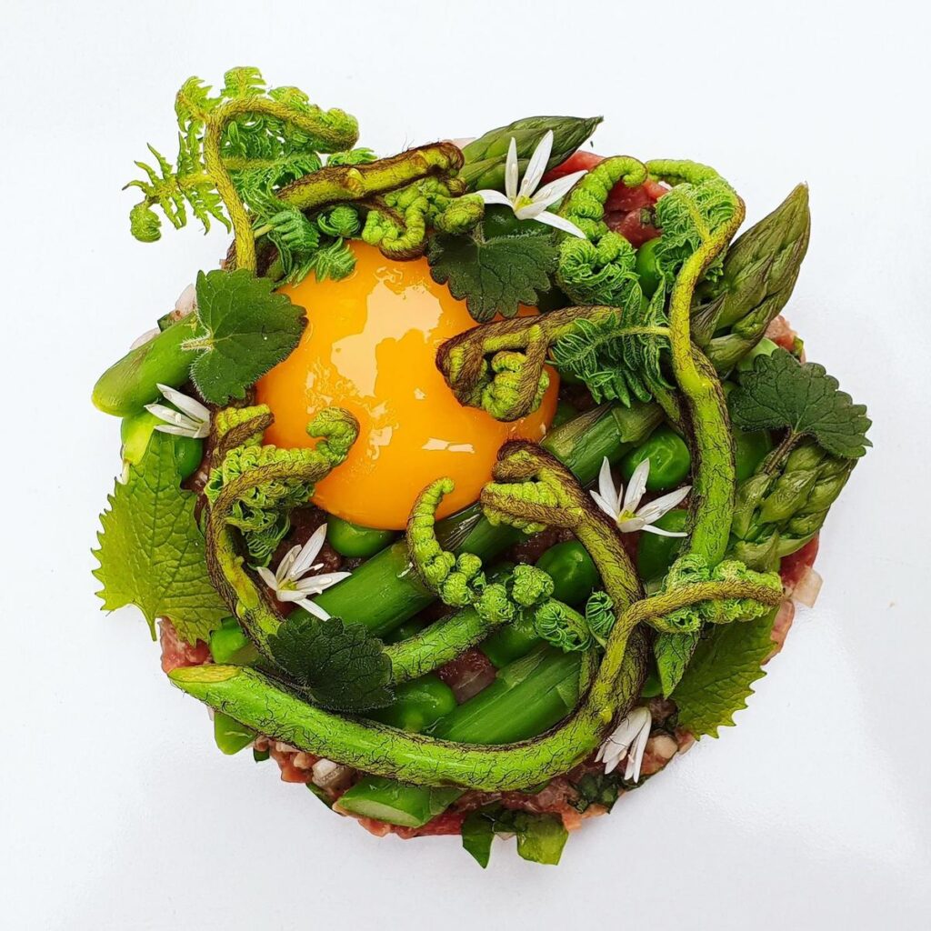 卵黄と山菜を添えたタルタルステーキ