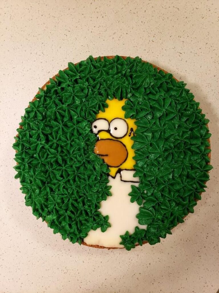 茂みに消えるホーマーを再現したケーキ