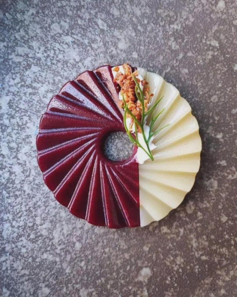 赤と白の二色に分かれた円形デザート