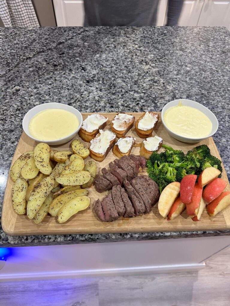 木の板に盛り付けられたステーキや野菜