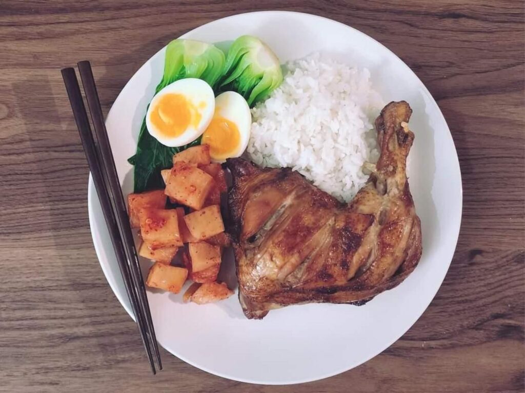 鶏肉や卵とご飯が盛られたワンプレート