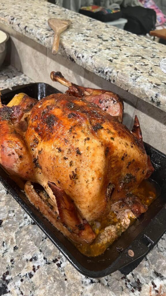 黒い鉄板に乗った七面鳥の丸焼き