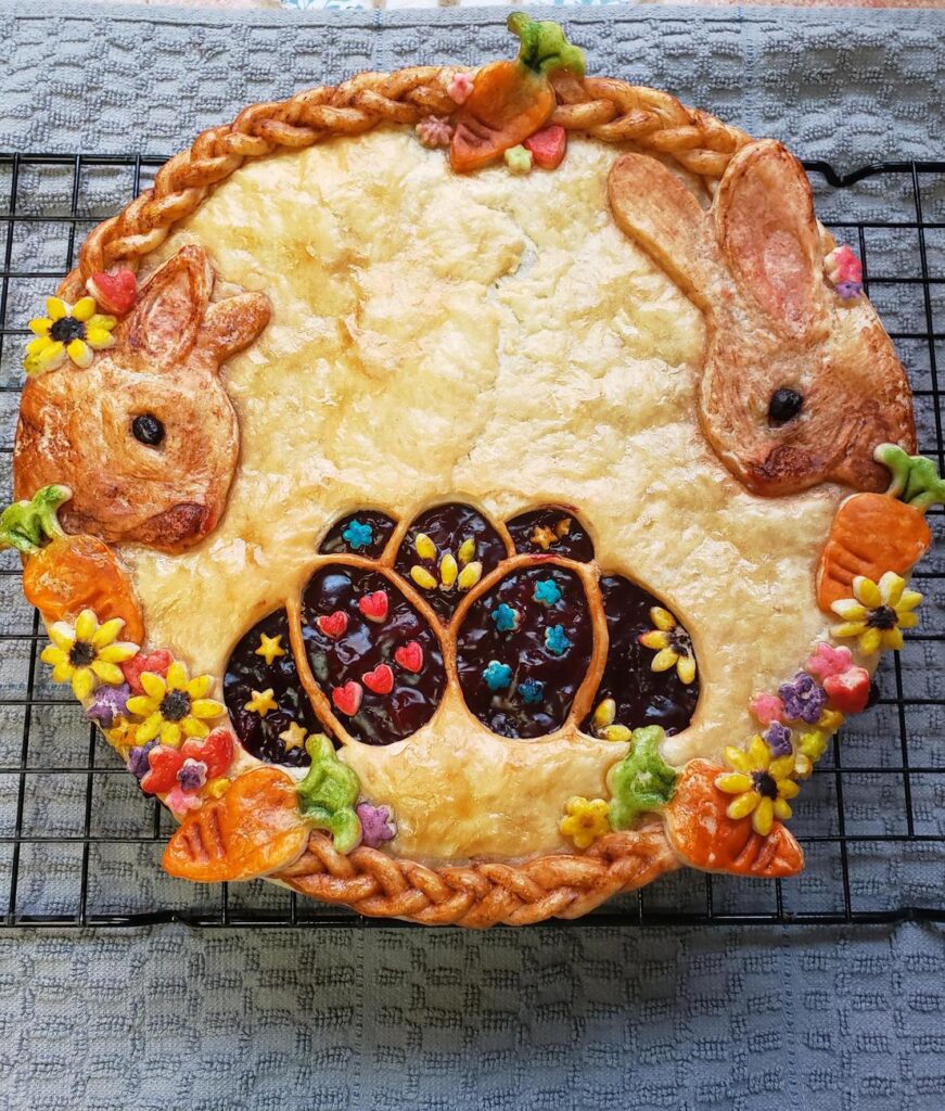 ウサギや卵が飾られたイースターのパイ