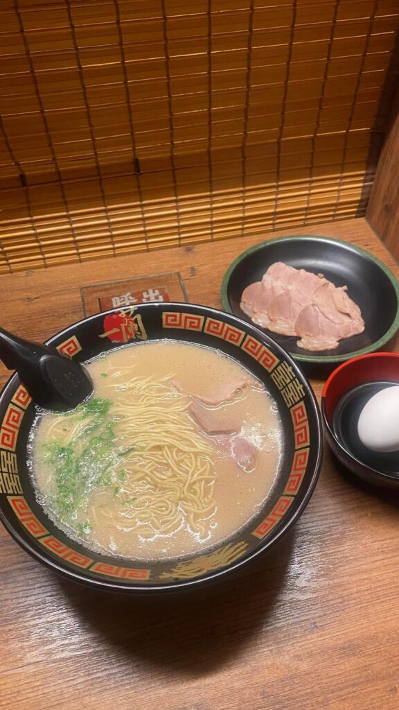 一蘭の豚骨ラーメンと追加トッピング