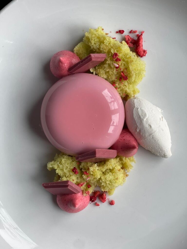 白皿に盛られたピンク色のムースデザート