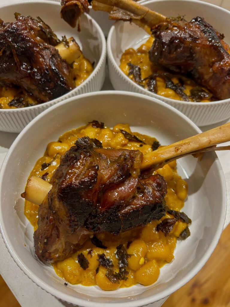 白い器に盛られた3皿の煮込みラム肉料理