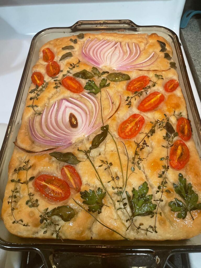 野菜で花を描いた美しいフォカッチャ