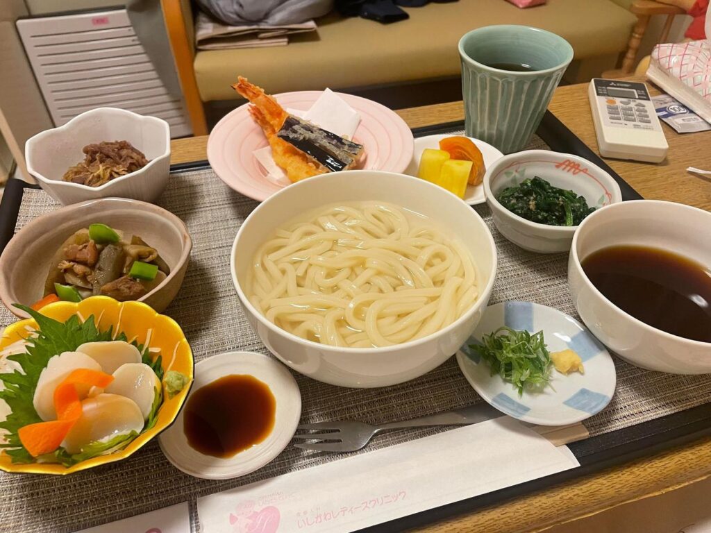 産婦人科で提供された豪華なうどん定食